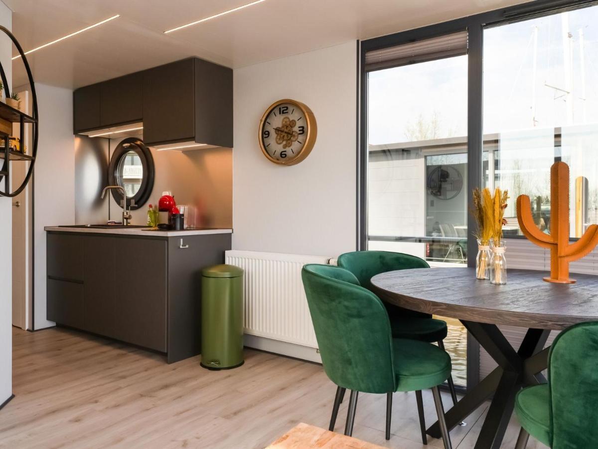 Beautiful Houseboat In Marina Of Volendam Hotel Екстериор снимка